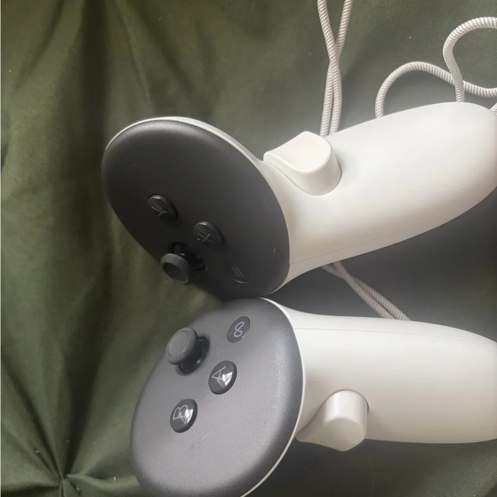Quest 2 White VR Headset with Controllers
